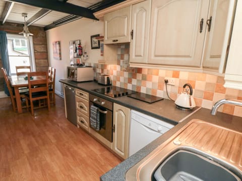 Cottage | Private kitchen | Fridge, microwave, stovetop, dishwasher