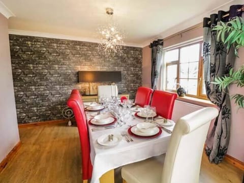 Cottage | 2 bedrooms, individually decorated, individually furnished, free WiFi