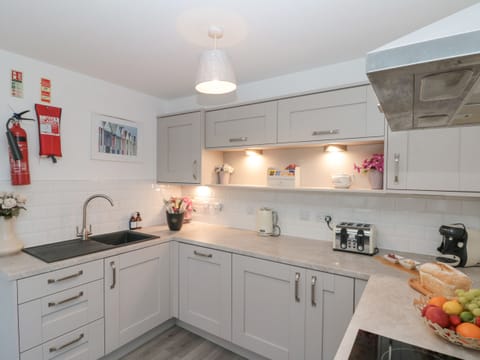 Cottage | Private kitchen | Microwave, stovetop, dishwasher, highchair