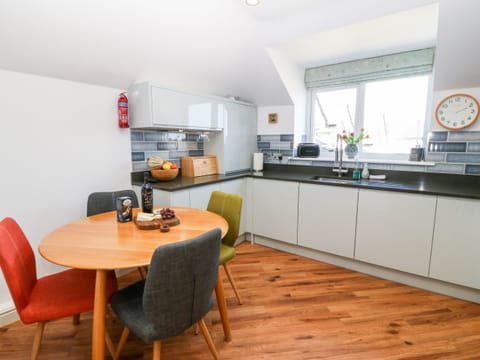 Cottage | Private kitchen | Stovetop, dishwasher, highchair, cookware/dishes/utensils