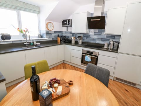 Cottage | Private kitchen | Stovetop, dishwasher, highchair, cookware/dishes/utensils