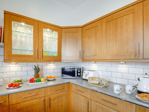 Cottage | Private kitchen | Stovetop, dishwasher, highchair, cookware/dishes/utensils