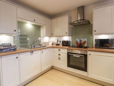 Cottage | Private kitchen | Microwave, stovetop, dishwasher, electric kettle