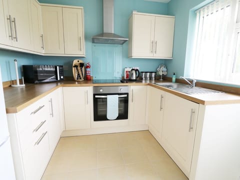 Cottage | Private kitchen | Stovetop, electric kettle, toaster, highchair