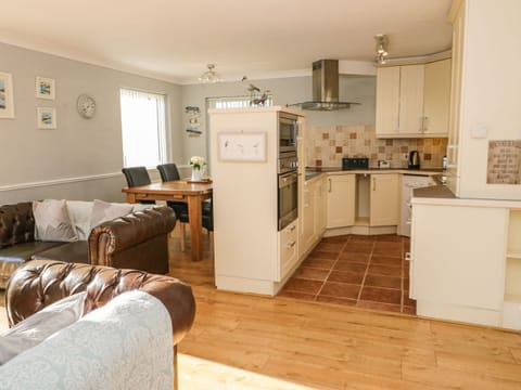 Cottage | Private kitchen | Fridge, microwave, dishwasher, cookware/dishes/utensils