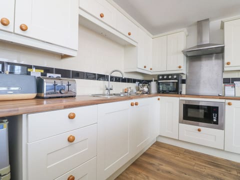 Cottage | Private kitchen | Electric kettle, toaster, cookware/dishes/utensils