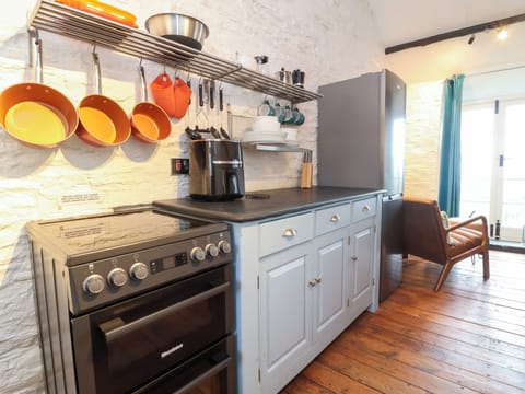 Cottage | Private kitchen | Microwave, stovetop, cookware/dishes/utensils