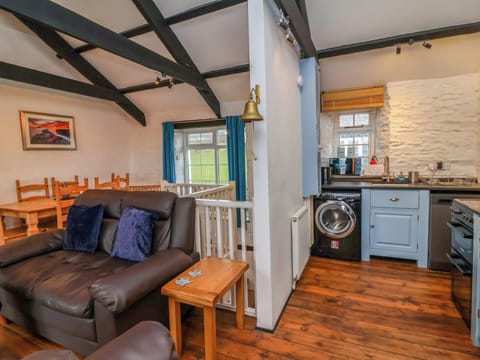 Cottage | Living area | TV