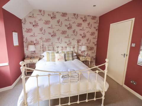 Cottage | 2 bedrooms, individually decorated, individually furnished, free WiFi