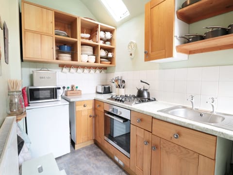 Cottage | Private kitchen | Microwave, stovetop, cookware/dishes/utensils