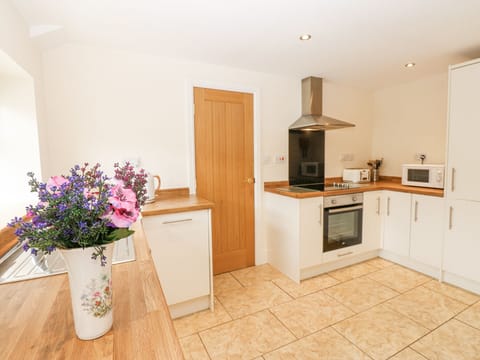 Cottage | Private kitchen | Stovetop, dishwasher, cookware/dishes/utensils