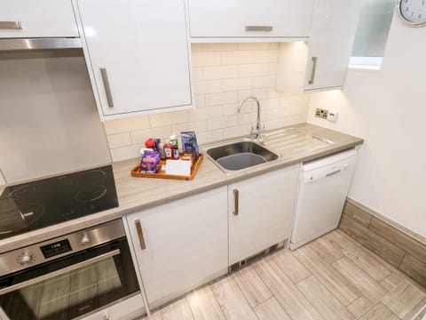 Cottage | Private kitchen | Fridge, microwave, stovetop, dishwasher