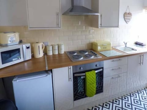 Cottage | Private kitchen | Fridge, microwave, stovetop, electric kettle