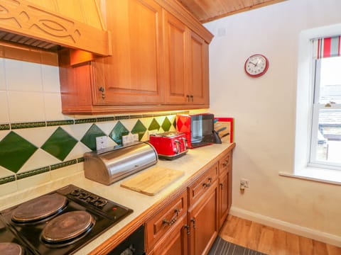 Cottage | Private kitchen | Fridge, oven, stovetop, dishwasher