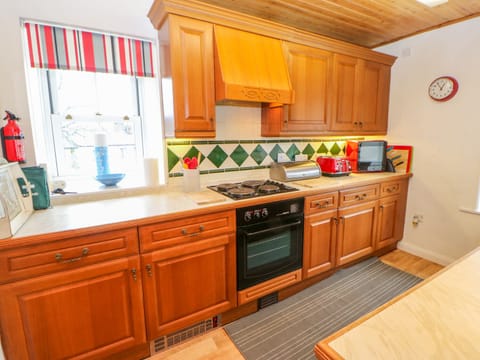 Cottage | Private kitchen | Fridge, oven, stovetop, dishwasher