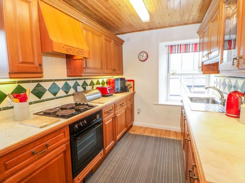 Cottage | Private kitchen | Fridge, oven, stovetop, dishwasher