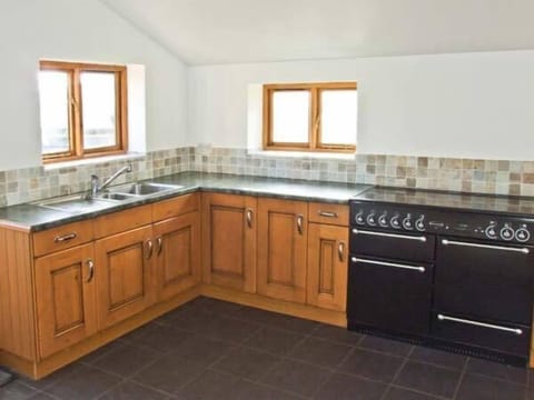 Cottage | Private kitchen | Stovetop, dishwasher, cookware/dishes/utensils