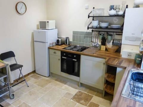 Cottage | Private kitchen | Fridge, microwave, stovetop, dishwasher