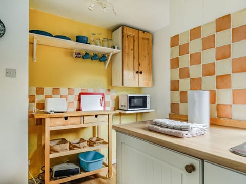 Cottage | Private kitchen | Microwave, stovetop, electric kettle, toaster