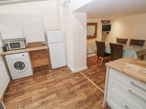 Cottage | Private kitchen | Microwave, stovetop, dishwasher, cookware/dishes/utensils