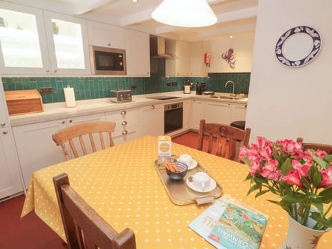 Cottage | Dining