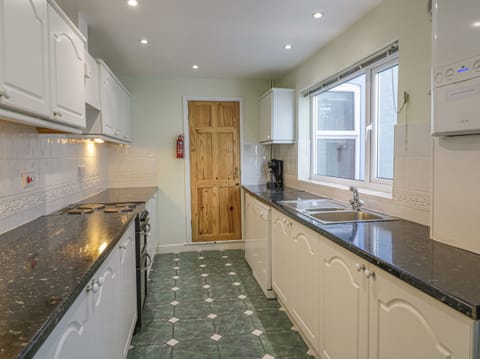 Cottage | Private kitchen | Microwave, stovetop, dishwasher, electric kettle