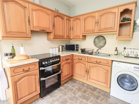 Cottage | Private kitchen | Microwave, stovetop, highchair, cookware/dishes/utensils