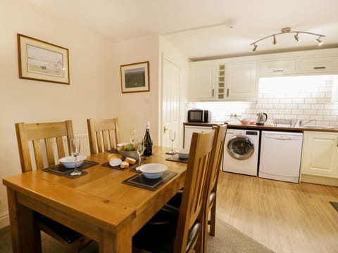 Cottage | Private kitchen | Microwave, stovetop, dishwasher, electric kettle