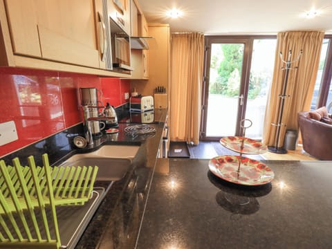 Cottage | Private kitchen | Dishwasher, cookware/dishes/utensils