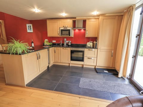 Cottage | Private kitchen | Dishwasher, cookware/dishes/utensils