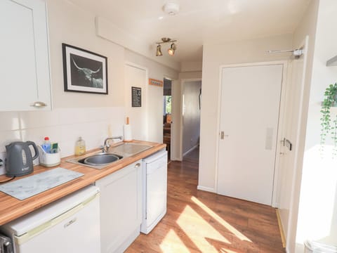 Cottage | Private kitchen | Fridge, microwave, stovetop, dishwasher