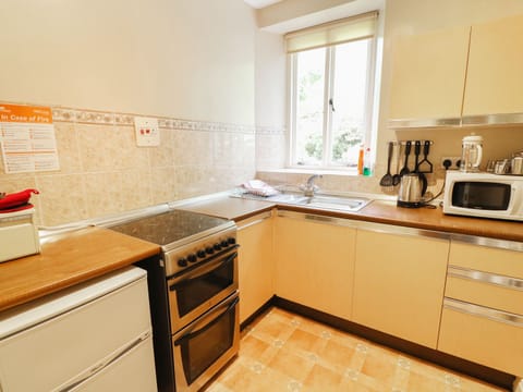 Cottage | Private kitchen | Fridge, microwave, stovetop, electric kettle