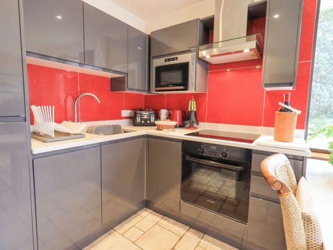 Cottage | Private kitchen | Dishwasher, cookware/dishes/utensils