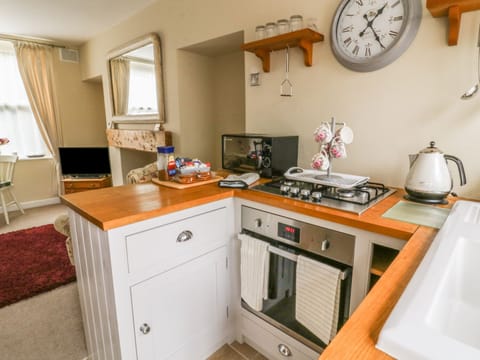 Cottage | Private kitchen | Fridge, microwave, stovetop, highchair