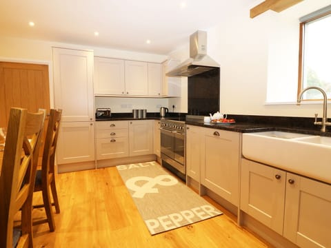 Cottage | Private kitchen | Fridge, microwave, stovetop, dishwasher