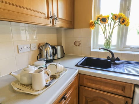 Cottage | Private kitchen | Fridge, electric kettle, toaster, cookware/dishes/utensils