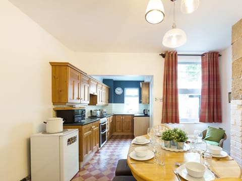 Cottage | Private kitchen | Dishwasher, cookware/dishes/utensils