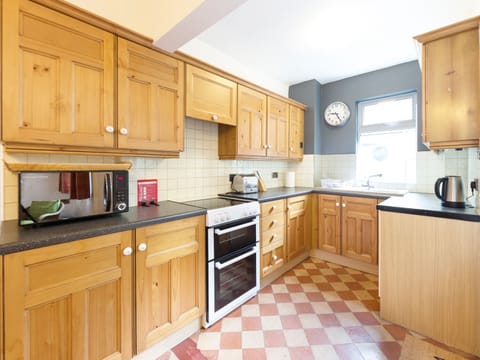 Cottage | Private kitchen | Dishwasher, cookware/dishes/utensils