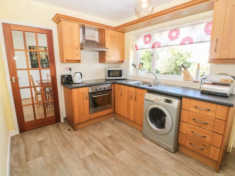 Cottage | Private kitchen | Microwave, stovetop, electric kettle, toaster