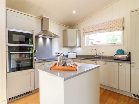 Cottage | Private kitchen | Dishwasher, cookware/dishes/utensils