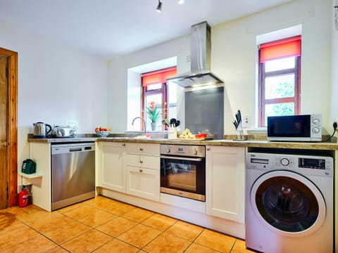 Cottage | Private kitchen | Fridge, dishwasher, electric kettle, toaster