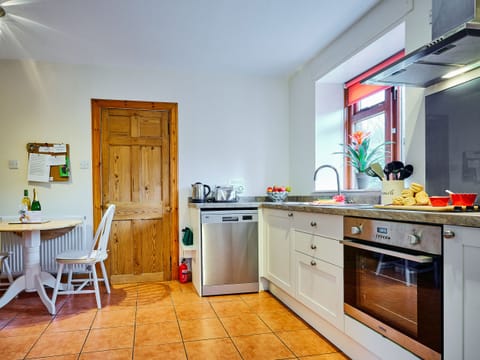 Cottage | Private kitchen | Fridge, dishwasher, electric kettle, toaster