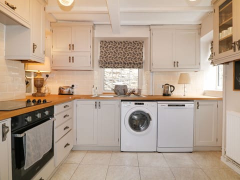 Cottage | Private kitchen | Microwave, stovetop, dishwasher, cookware/dishes/utensils