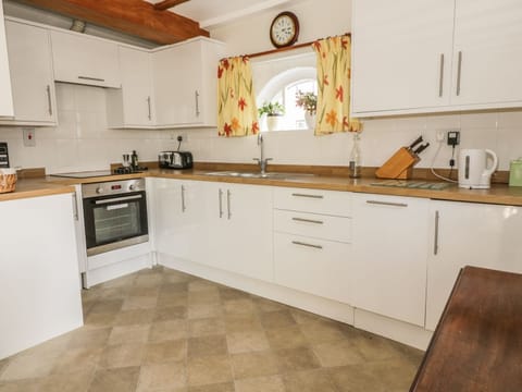 Cottage | Private kitchen | Fridge, stovetop, dishwasher, electric kettle