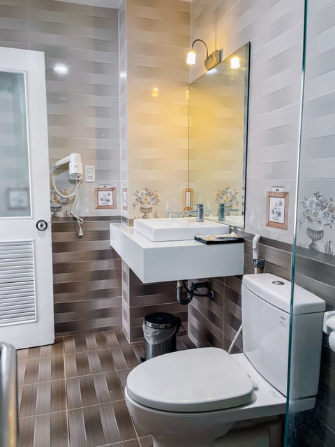 Family Room | Bathroom | Shower, rainfall showerhead, free toiletries, hair dryer