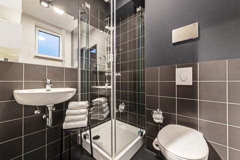 Standard Double Room | Bathroom | Shower, free toiletries, towels