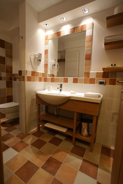 Family Suite | Bathroom | Shower, hair dryer, bathrobes, bidet