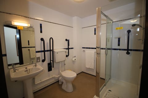 Family Triple Room, Multiple Beds, Non Smoking | Bathroom | Combined shower/tub, free toiletries, hair dryer, towels