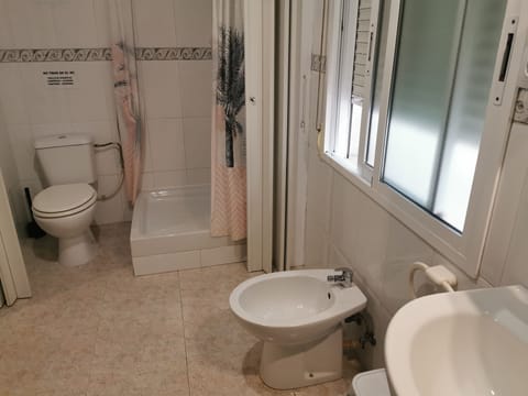 Double Room (extra bed) | Bathroom | Shower, bidet, towels