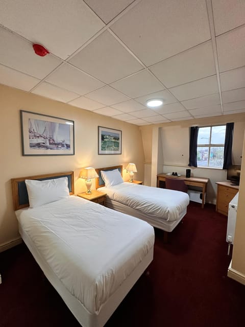 Standard Twin Room, 2 Twin Beds, Non Smoking, Ensuite | Desk, free WiFi